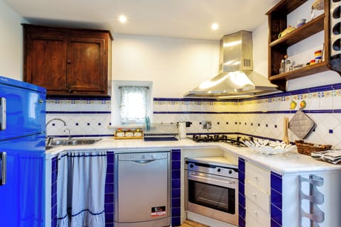 Studio, 1 Bedroom | Private kitchen | Full-size fridge, microwave, oven, stovetop