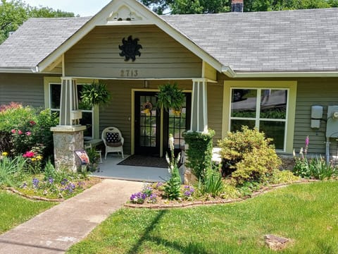 The Cutest Bungalow on the Ridge.