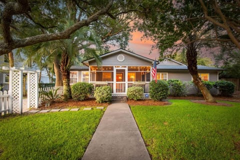 Pet Friendly, 2 blocks from Beach,  4 Bikes! (1953)