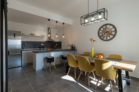 House (Three Bedroom House with Jacuzzi and ) | In-room dining