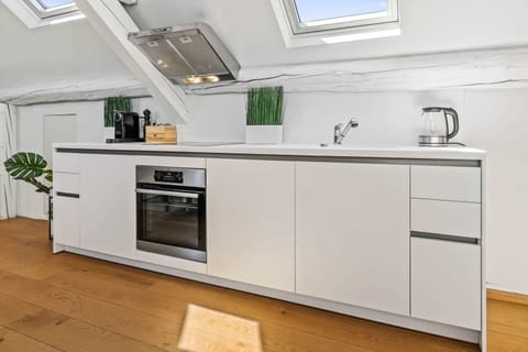 Our spacious kitchen counter: the ideal spot for quick meals and easy prep.