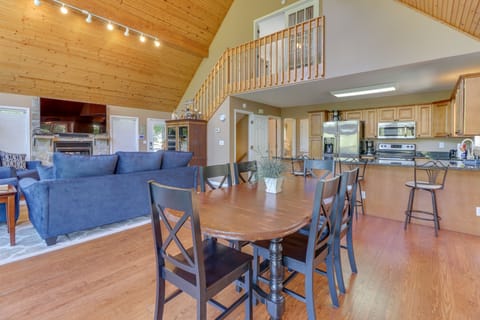 Dining area in the center of the action!