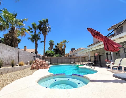 Large pool with spa