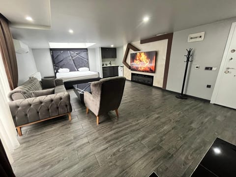 Studio, 1 King Bed, Terrace | Hypo-allergenic bedding, iron/ironing board, cribs/infant beds