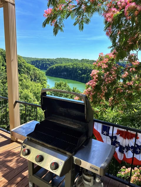 🔥Grill with a view - the middle deck at Sunset Ridge. 