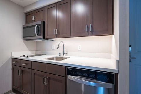 Full-size fridge, microwave, oven, stovetop