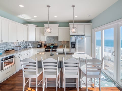 Breakfast Bar - Seating for 4