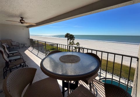 Enjoy the incredible views of Indian Shores Beach on the huge be - Enjoy the incredible views of Indian Shores Beach on the huge beachfront balcony! Perfect for relaxing, reading, enjoying morning coffee or a happy house drink, or spending time with your friends and family.