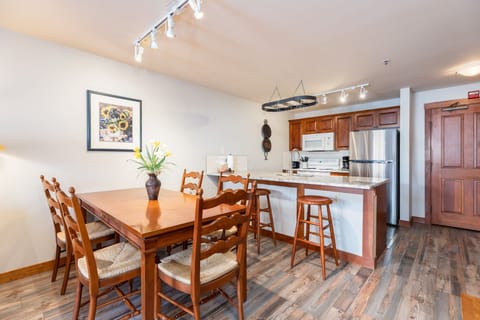 Dining table can seat 5