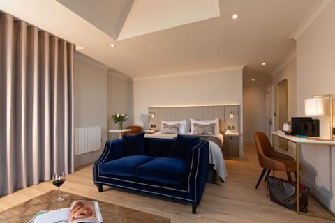 Studio Suite | In-room safe, desk, blackout drapes, iron/ironing board