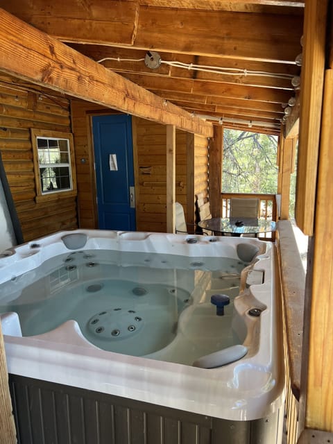 7-8 person hot tub on back deck