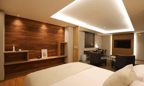 Maple Suite Room | Desk, laptop workspace, blackout drapes, WiFi (free)