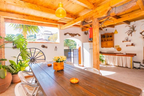 Enjoy the barbecue of this Finca in Alhaurín de la Torre