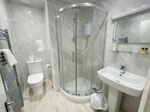 Deluxe Double Room, Private Bathroom (Four Poster BED) | Bathroom