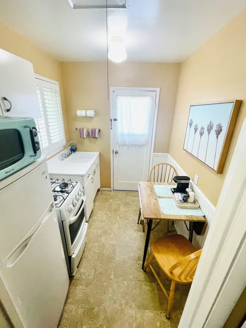 Room, 1 King Bed, Kitchenette (Room 3, 4 or 7) | Private kitchen | Fridge, microwave, coffee/tea maker