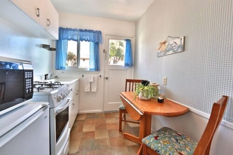 Room, 1 King Bed, Kitchenette (Room 3, 4 or 7) | Private kitchen | Fridge, microwave, coffee/tea maker