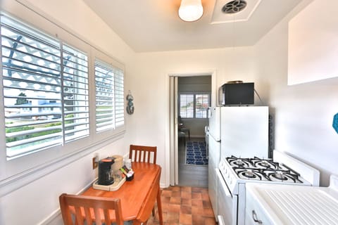 Room, 1 King Bed, Kitchenette, Partial Sea View | Private kitchenette | Fridge, microwave, coffee/tea maker