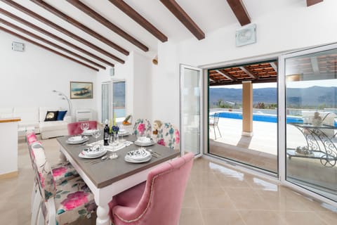 Villa (Luxury Villa) | Dining room