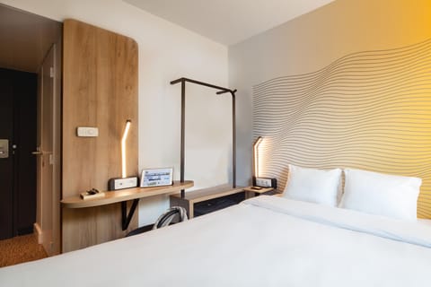 Desk, free WiFi, bed sheets