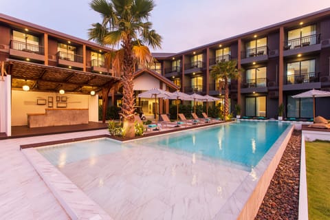 Outdoor pool, sun loungers