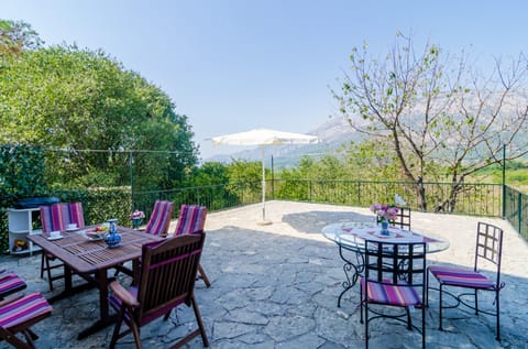 House (Four Bedroom Holiday Home with Terrac) | Terrace/patio