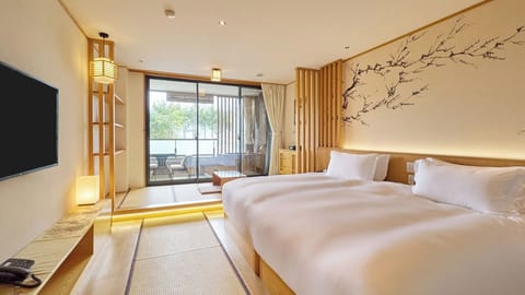・[Standard Japanese-Western Room] Equipped with two semi-double beds. A comfortable space with a sense of openness.