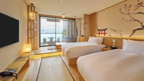 ・[Standard Japanese-Western Room (view of Mt. Fuji)] Equipped with two semi-double beds. A room where you can feel the traditional beauty of Japan.