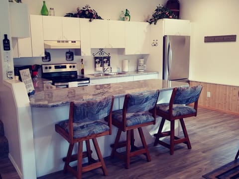 Kitchen w/barstools