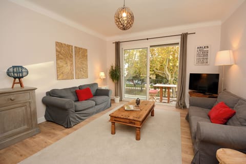 Living room & balcony with view on the parc