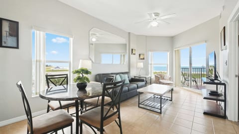 Surf Beach Room 601 Living Room (1)