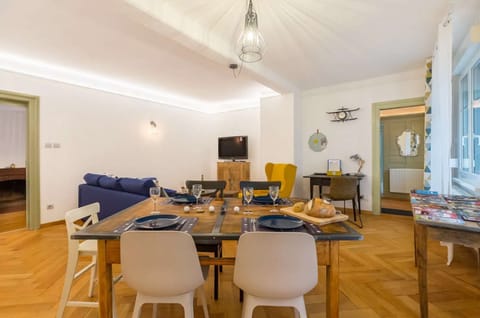 Dining room: 5-person dining table + office area