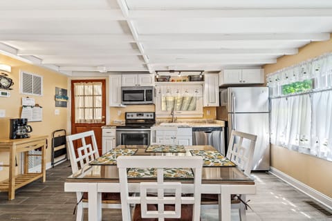 kitchen/dining area
