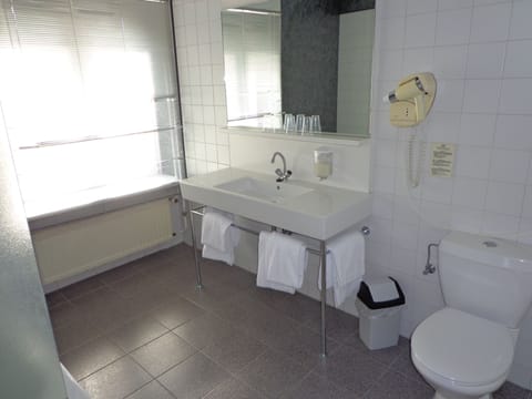 Family Room | Bathroom | Free toiletries, hair dryer, towels