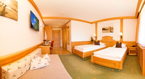 Double Room, Balcony | In-room safe, desk, blackout drapes, free WiFi