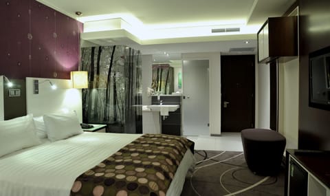 Premium bedding, down comforters, minibar, in-room safe