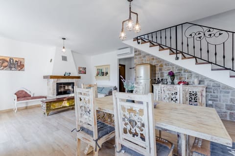 House (Two Bedroom Holiday Home with Private) | Dining room