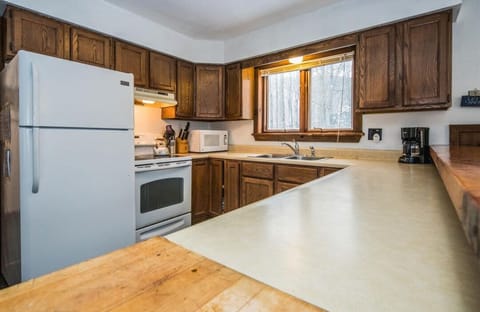Full kitchen with newer appliances