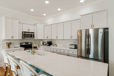 Large island for food prep, keurig and nespresso vertuo