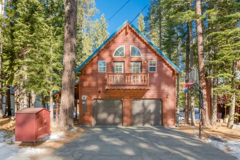 3 Bed 3 Bath With Hot Tub, Arcades, PlayStation, Smart TV's, Cable, Garage, Ping Pong & Foosball
