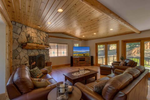 House, Multiple Beds, Hot Tub, Mountain View (Prima Del Norte) | Living area | 50-inch flat-screen TV with digital channels, fireplace