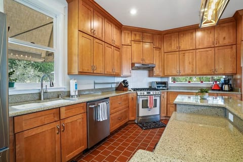 Love this lower counter space