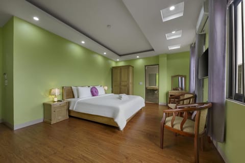 Deluxe Double Room | Hypo-allergenic bedding, in-room safe, desk, blackout drapes