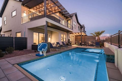 Gorgeous private pool and hot tub with fire pit and balcony