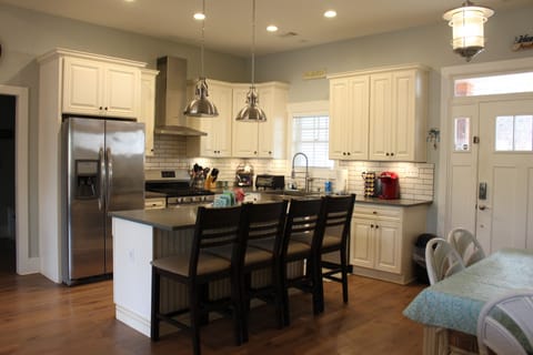 Fully stocked kitchen incl Keurig coffee maker with supplied coffee & air fryer