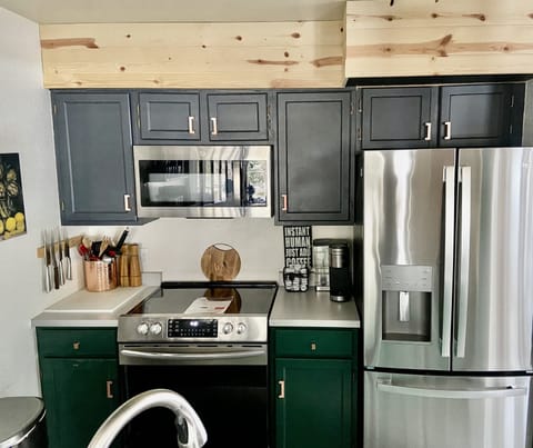 New upgraded appliances! Fridge has water and ice!
Oven has air fryer!!