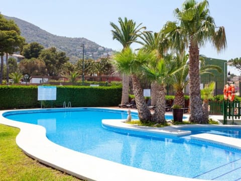 Water, Sky, Plant, Swimming Pool, Tree, Azure, Arecales, Leisure, Shade, Residential Area