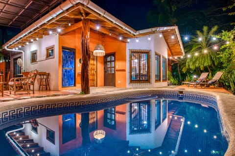 The house is a conversation between the traditional & modern, the ocean & jungle