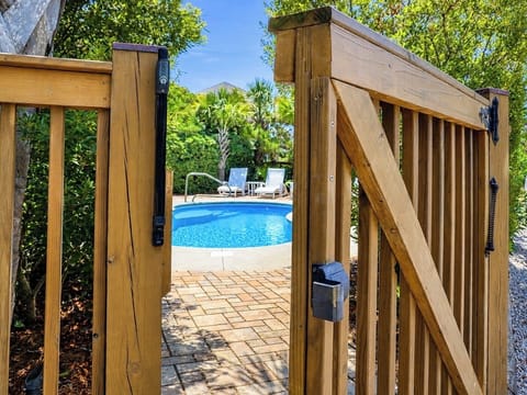 Welcome to paradise! Entry to the pool from the backyard
