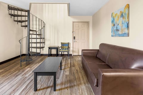 Standard Townhome, 1 Queen Bed with Sofa bed, Non Smoking (with Sofabed) | Desk, laptop workspace, iron/ironing board, free WiFi