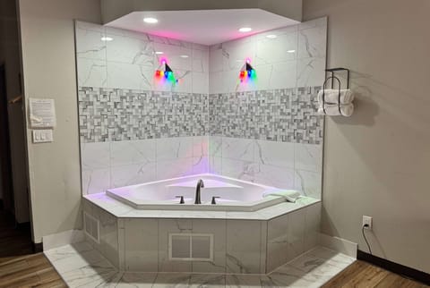 The Jaquzzi Suite, 1 King Bed, Non Smoking | Egyptian cotton sheets, premium bedding, pillowtop beds, in-room safe